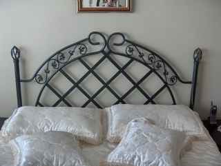 cast iron bedframe 70$+ optionalmatress