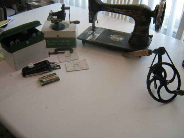 antique machine coudre avec accessoirs