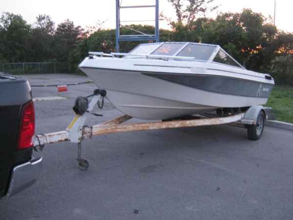 Bateau Invader 17' open deck 1989 avec